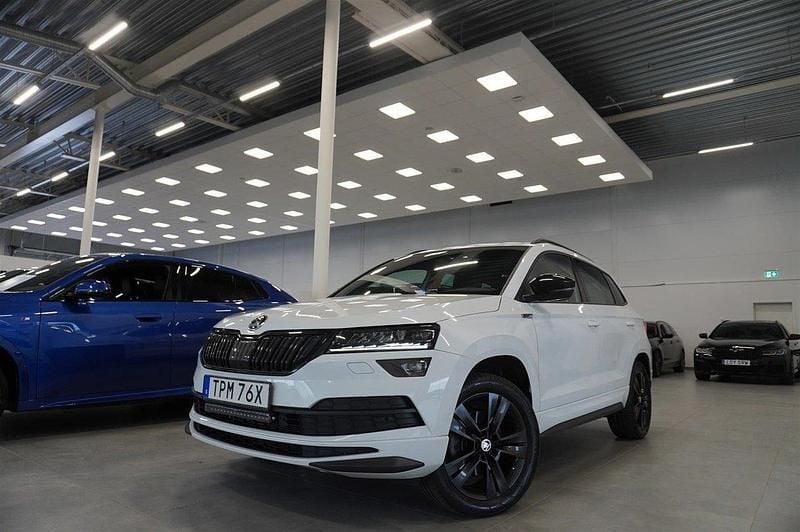 Vit Begagnad 2019 Skoda Karoq SportLine SUV | 259 900 kr - Bild 1/4