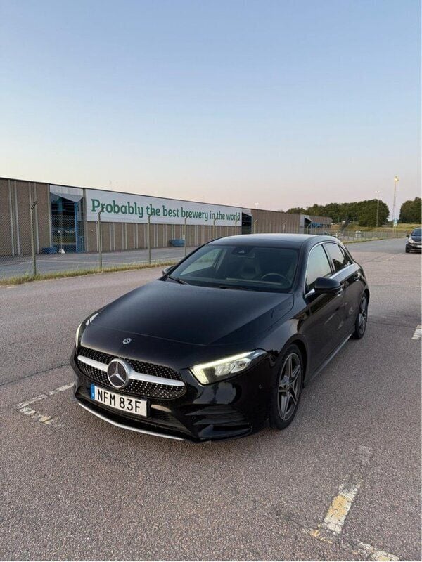 Svart Begagnad 2019 Mercedes A180 AMG Halvkombi | 185 000 kr (Marknadspris) - Bild 1/4