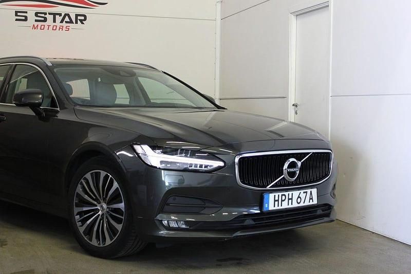 Begagnad Volvo V90 Momentum 191 HK (140 kW) 2020 Mörkgrå (grå) Kombi