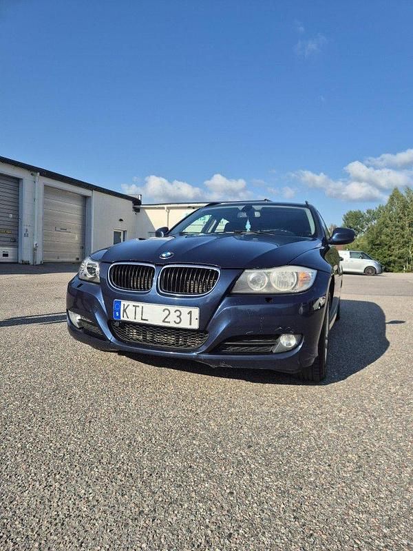 Blå Begagnad 2010 BMW 320 Kombi | 79 000 kr (Marknadspris) - Bild 1/4