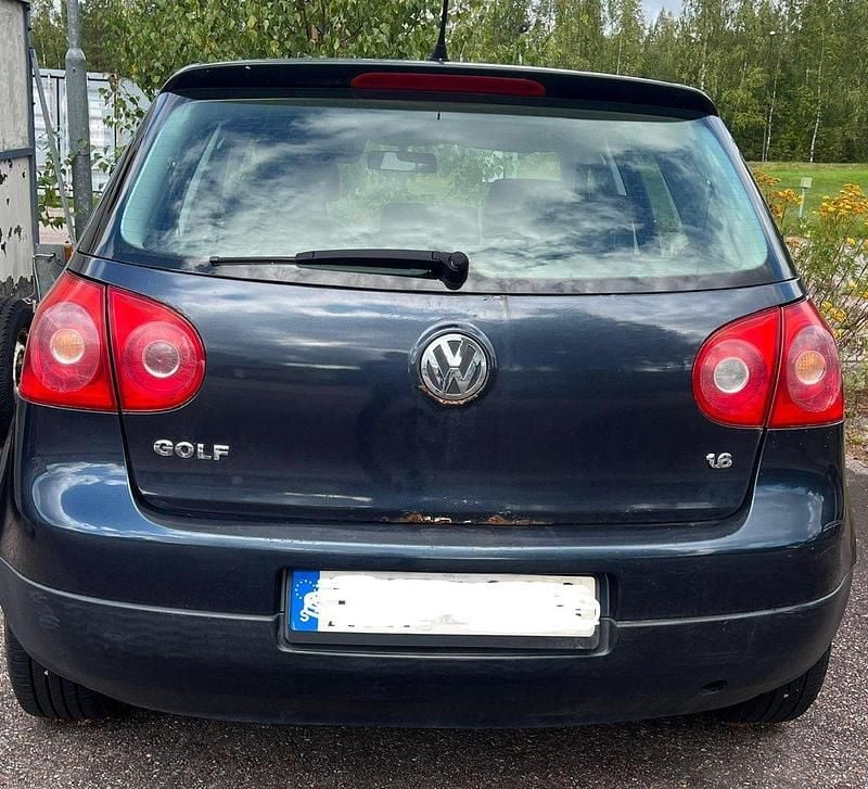 Blå Begagnad 2006 VW Golf V Trendline Halvkombi | 5 000 kr (Superpris) - Bild 1/4
