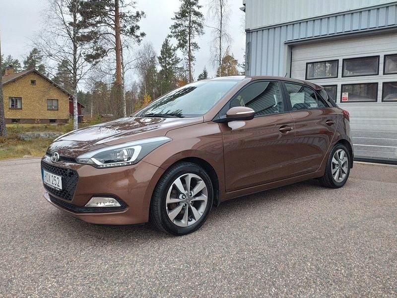Brun Begagnad 2014 Hyundai i20 Halvkombi | 89 900 kr (Dyr) - Bild 1/4