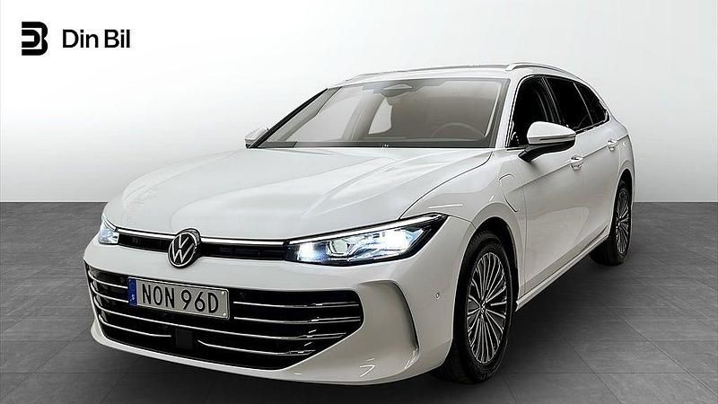 Vit Begagnad 2024 VW Passat Elegance Kombi | 579 900 kr - Bild 1/4