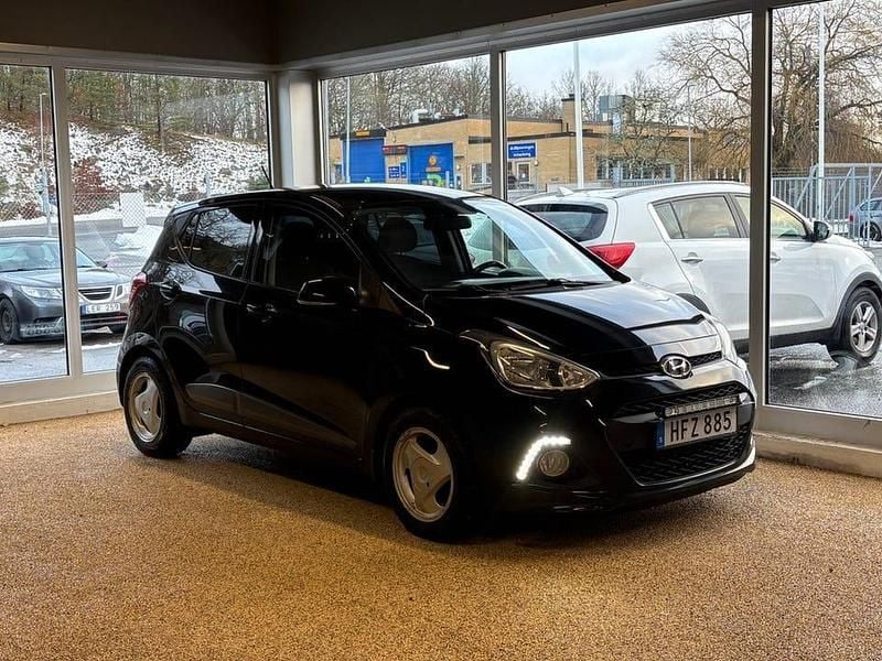 Svart Begagnad 2014 Hyundai i10 Premium Halvkombi | 49 900 kr (Marknadspris) - Bild 1/4