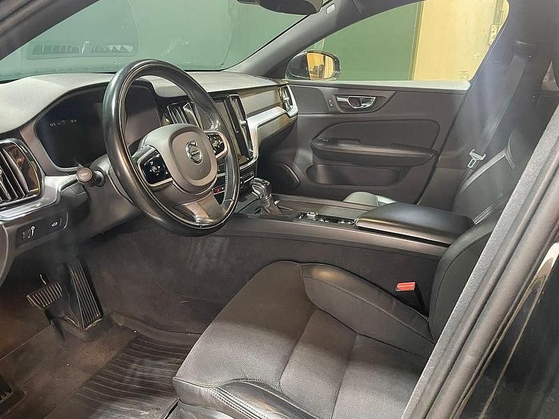 Begagnad Volvo V60 Momentum 150 HK (110 kW) 2019 Svart Kombi