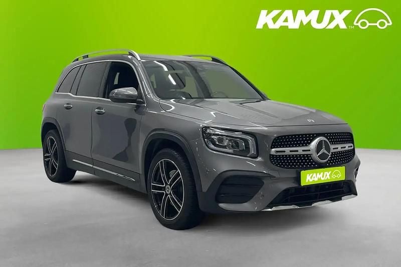 Silver/grå Begagnad 2021 Mercedes GLB200 AMG SUV | 294 700 kr (Marknadspris) - Bild 1/4