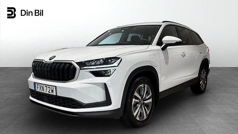 Vit (moon white metallic) Ny 2025 Skoda Kodiaq Selection SUV | 484 900 kr - Bild 1/4