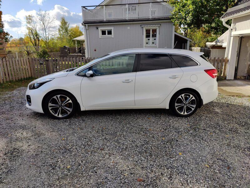 Vit Begagnad 2016 Kia Ceed Sportswagon GT-Line Kombi | 107 000 kr (Marknadspris) - Bild 1/4