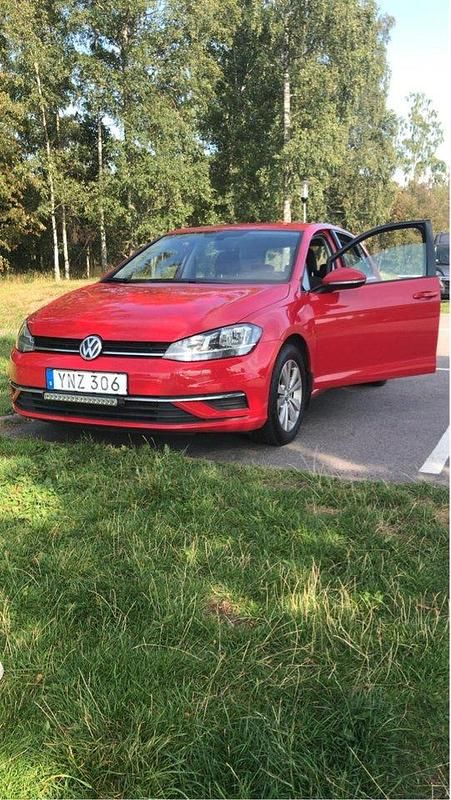 Röd Begagnad 2018 VW Golf VII Halvkombi | 132 000 kr (Marknadspris) - Bild 1/4