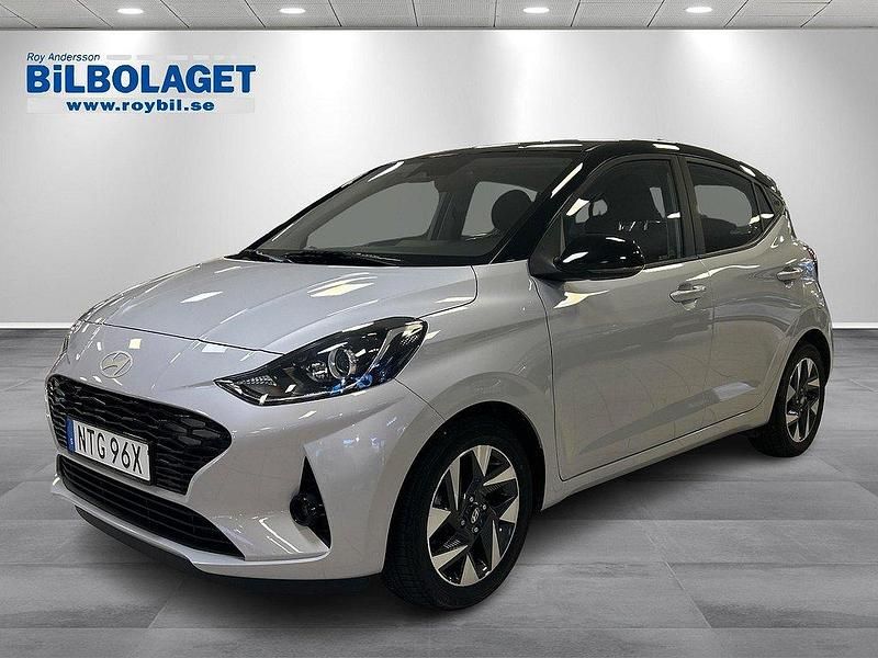 Grå metallic / svart tak Begagnad 2023 Hyundai i10 Advanced Halvkombi | 179 000 kr (Lite dyr) - Bild 1/4