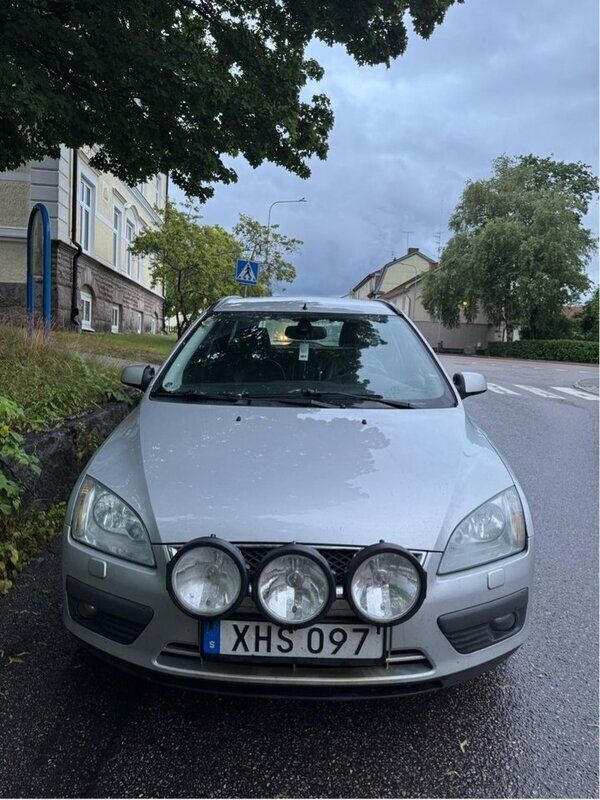 Silver Begagnad 2006 Ford Focus Kombi | 10 000 kr (Marknadspris) - Bild 1/4