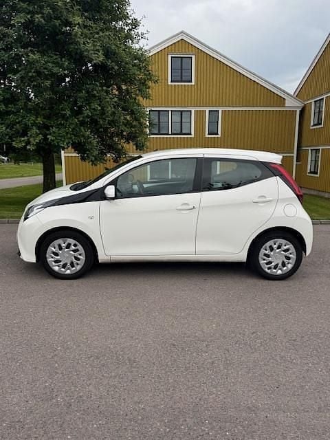 Vit Begagnad 2019 Toyota Aygo X-play Halvkombi | 98 000 kr (Marknadspris) - Bild 1/4
