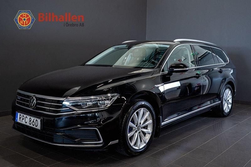 Svart Begagnad 2023 VW Passat GTE Kombi | 249 900 kr - Bild 1/4