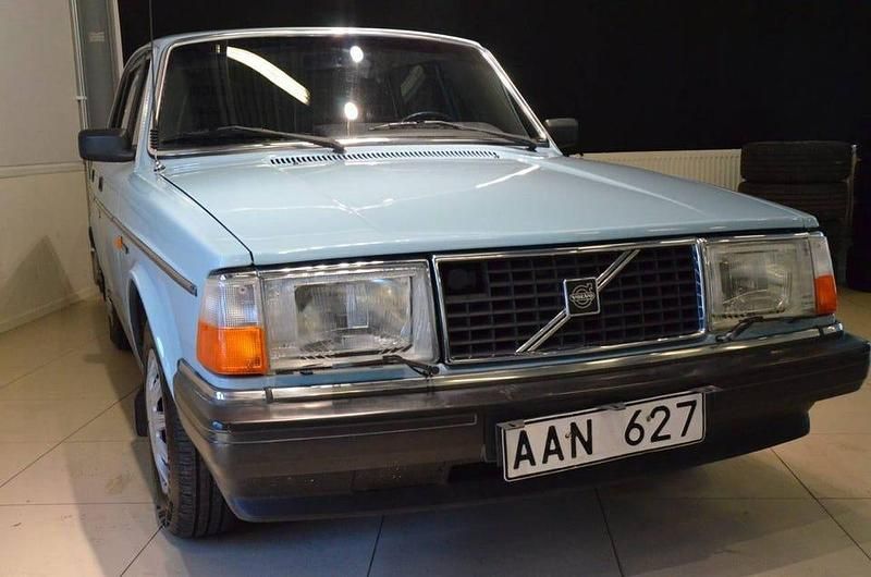 Begagnad Volvo 244 112 HK (82 kW) 1984 Blå Sedan