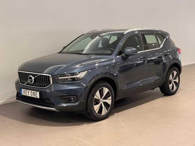 Mörkblå Begagnad 2021 Volvo XC40 Inscription SUV | 349 500 kr (Marknadspris) - Bild 1/4