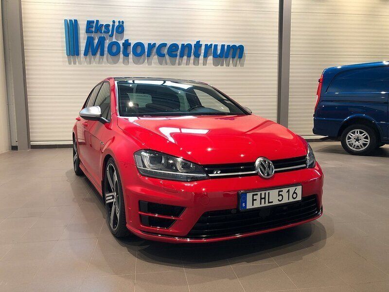 Röd Begagnad 2015 VW Golf VII R Halvkombi | 249 990 kr (Lite dyr) - Bild 1/4