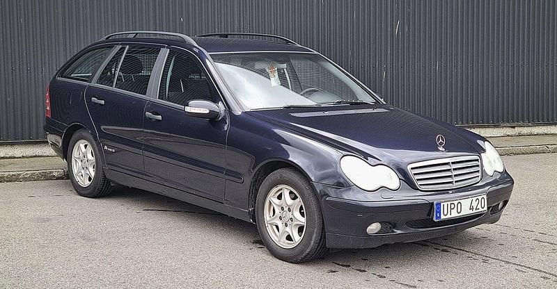 Mörkblå Begagnad 2003 Mercedes C180 Sport Edition Kombi | 28 900 kr (Marknadspris) - Bild 1/4