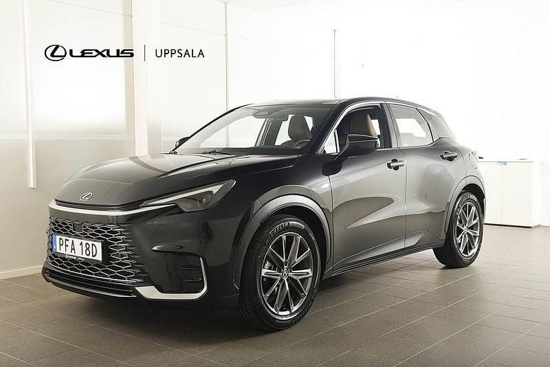 Svart Begagnad 2024 Lexus LBX SUV | 369 900 kr (Marknadspris) - Bild 1/4