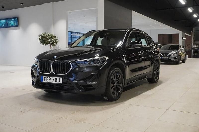 Safirsvart metallic Begagnad 2022 BMW X1 Sport Line SUV | 289 800 kr (Marknadspris) - Bild 1/4