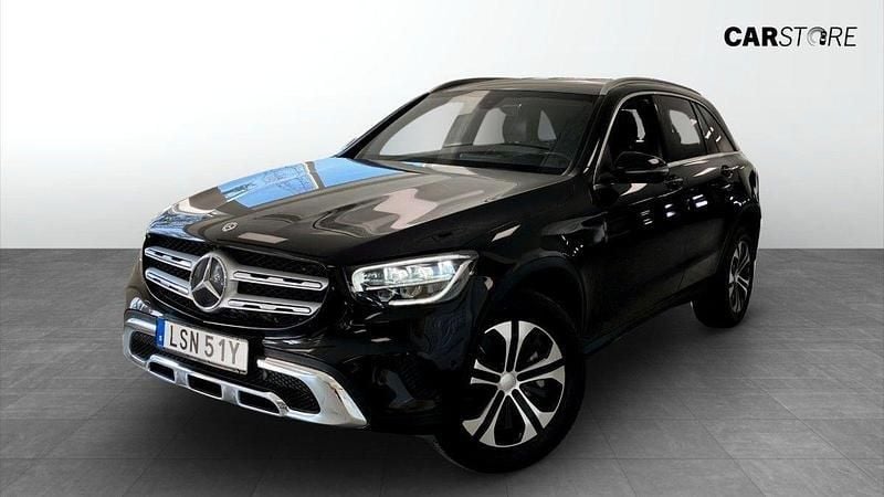 Svart Begagnad 2022 Mercedes GLC300e SUV | 384 900 kr (Marknadspris) - Bild 1/4
