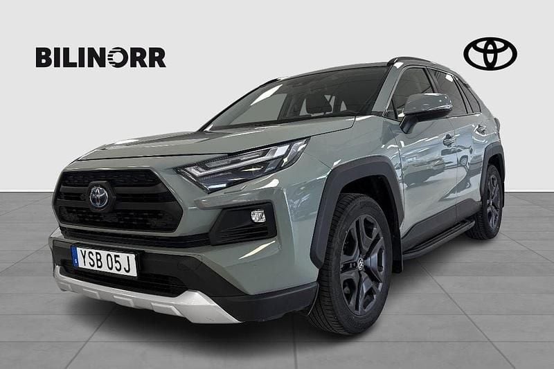 Grön Begagnad 2022 Toyota RAV4 Hybrid SUV | 409 900 kr (Marknadspris) - Bild 1/4