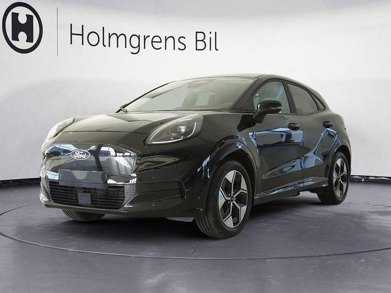 Svart (agate black metallic) Ny 2025 Ford Puma Gen-E SUV | 396 000 kr (Marknadspris) - Bild 1/4