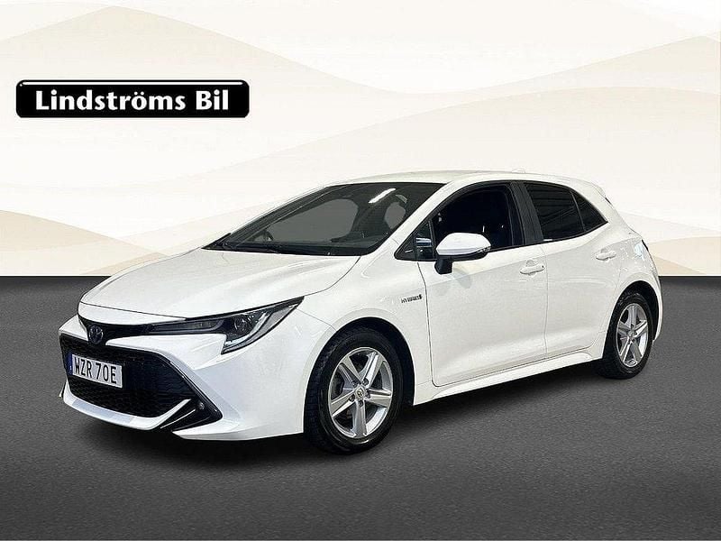 Vit Begagnad 2019 Toyota Corolla Hybrid Style Halvkombi | 224 900 kr (Marknadspris) - Bild 1/3