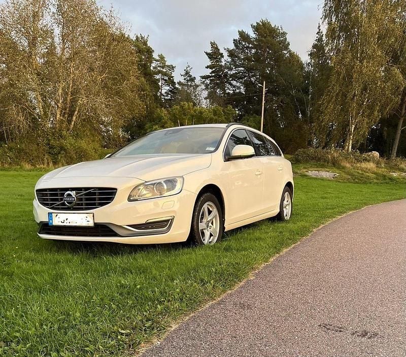 Vit Begagnad 2015 Volvo V60 Momentum Kombi | 96 000 kr (Bra pris) - Bild 1/4