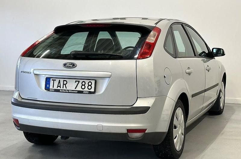 Begagnad Ford Focus 146 HK (107 kW) 2006 Grå Halvkombi