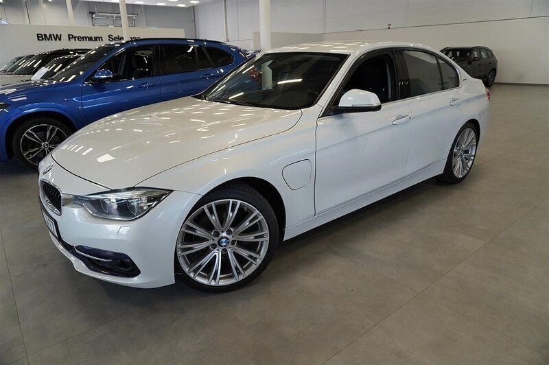 Vit Begagnad 2016 BMW 330e Sport Line Sedan | 149 800 kr (Marknadspris) - Bild 1/4