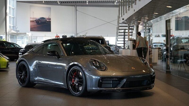 Mörkgrå Begagnad 2023 Porsche 911 Carrera GTS Sportkupé | 1 695 000 kr (Bra pris) - Bild 1/4
