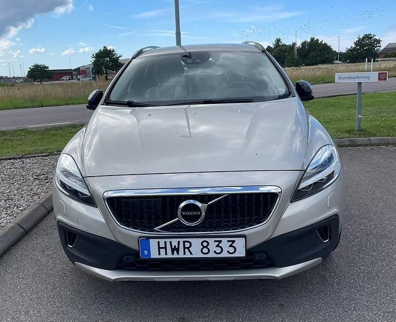 Begagnad Volvo V40 CC Summum 150 HK (110 kW) 2018 Metallic Kombi