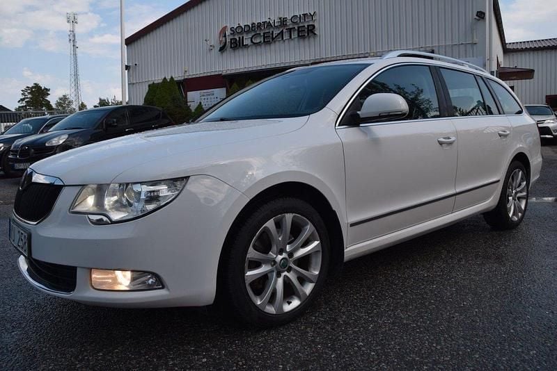 Vit Begagnad 2012 Skoda Superb Kombi | 89 990 kr (Bra pris) - Bild 1/4