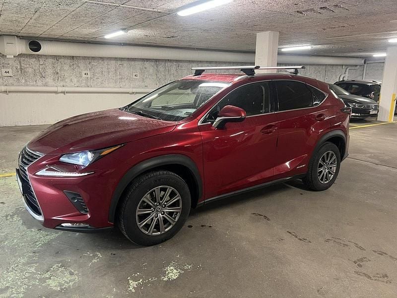 Röd Begagnad 2018 Lexus NX300h Business Edition SUV | 269 000 kr (Marknadspris) - Bild 1/4