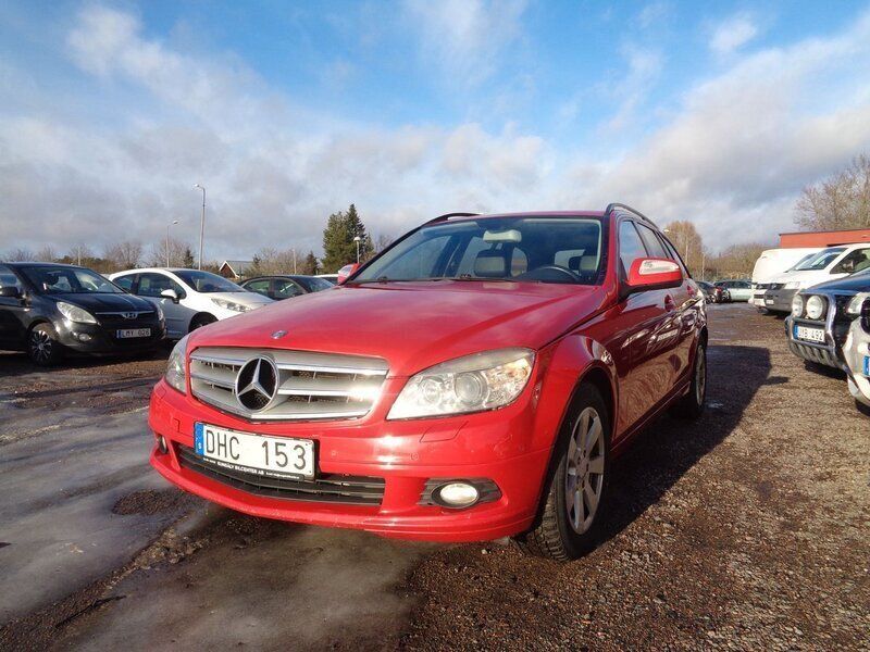 Ljusröd (röd) Begagnad 2009 Mercedes C200 Classic Kombi | 59 900 kr (Marknadspris) - Bild 1/4