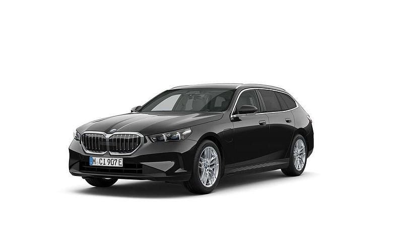 Black sapphire metallic Begagnad 2024 BMW 530e Efficient Dynamics Kombi | 584 500 kr (Bra pris) - Bild 1/4
