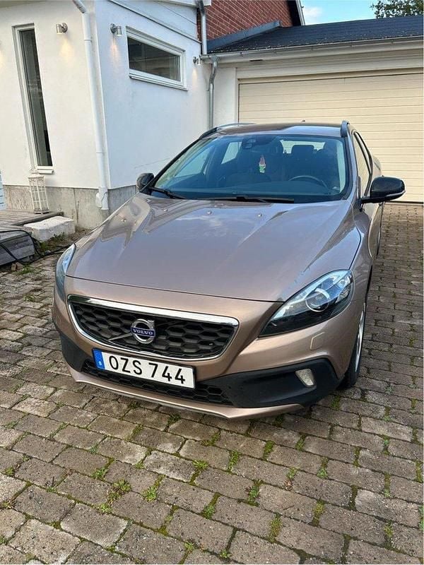 Brun Begagnad 2016 Volvo V40 CC Momentum Kombi | 142 000 kr (Marknadspris) - Bild 1/4