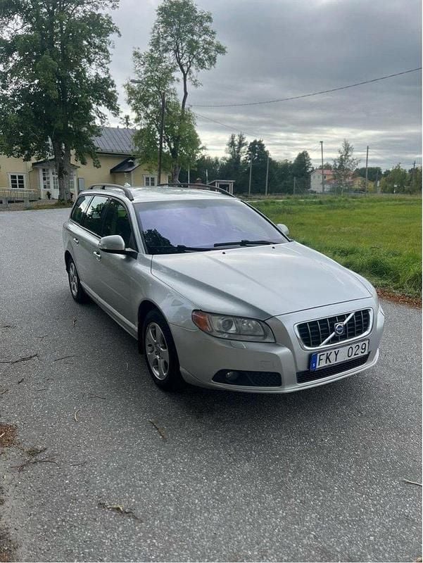 Grå Begagnad 2009 Volvo V70 Momentum Kombi | 42 000 kr (Superpris) - Bild 1/4
