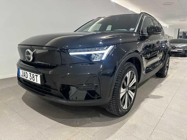 Svart Begagnad 2022 Volvo XC40 Core SUV | 349 500 kr (Marknadspris) - Bild 1/3