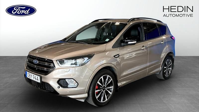 Grå (beige) Begagnad 2019 Ford Kuga ST-Line SUV | 194 900 kr (Marknadspris) - Bild 1/4
