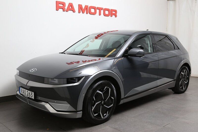 Grå Begagnad 2023 Hyundai Ioniq 5 Advanced SUV | 489 900 kr (Marknadspris) - Bild 1/4