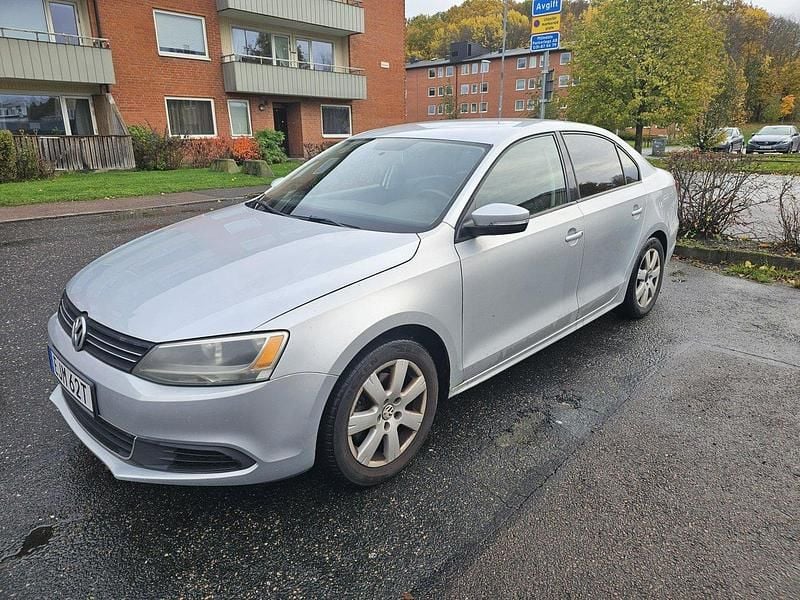 Grå Begagnad 2014 VW Jetta SE Sedan | 92 000 kr - Bild 1/4