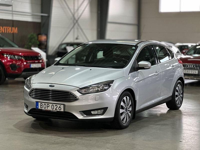 Grå Begagnad 2015 Ford Focus Titanium Halvkombi | 59 900 kr (Marknadspris) - Bild 1/4