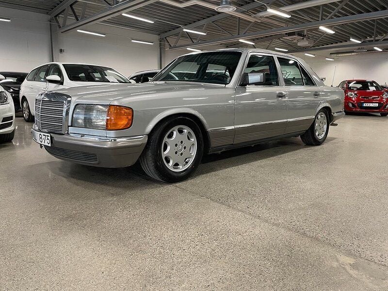 Grå Begagnad 1983 Mercedes 380 Sedan | 99 900 kr - Bild 1/4
