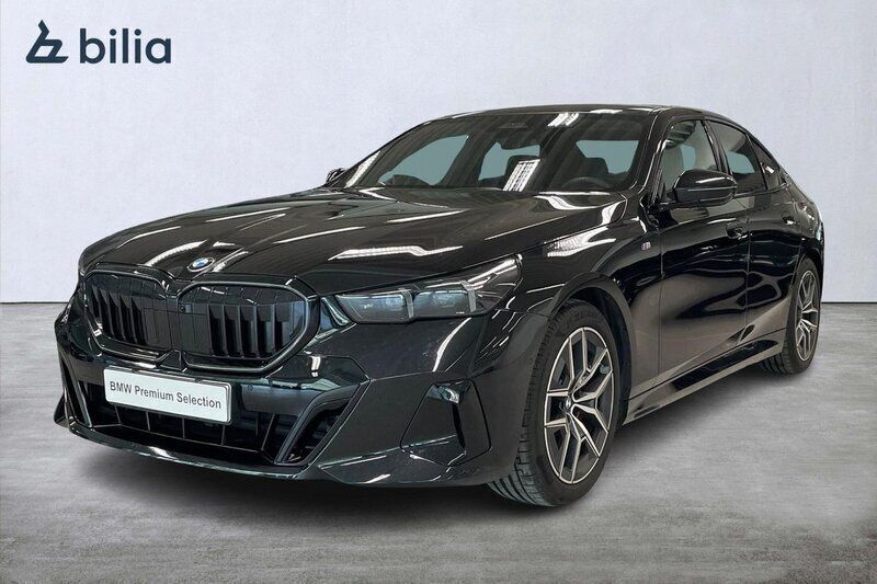Svart Begagnad 2023 BMW 520 M Sport Sedan | 699 900 kr - Bild 1/4