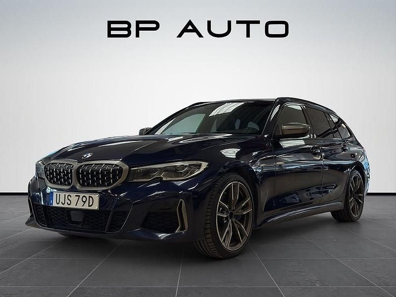 Blå Begagnad 2021 BMW M340 M Sport Sedan | 529 500 kr (Marknadspris) - Bild 1/4