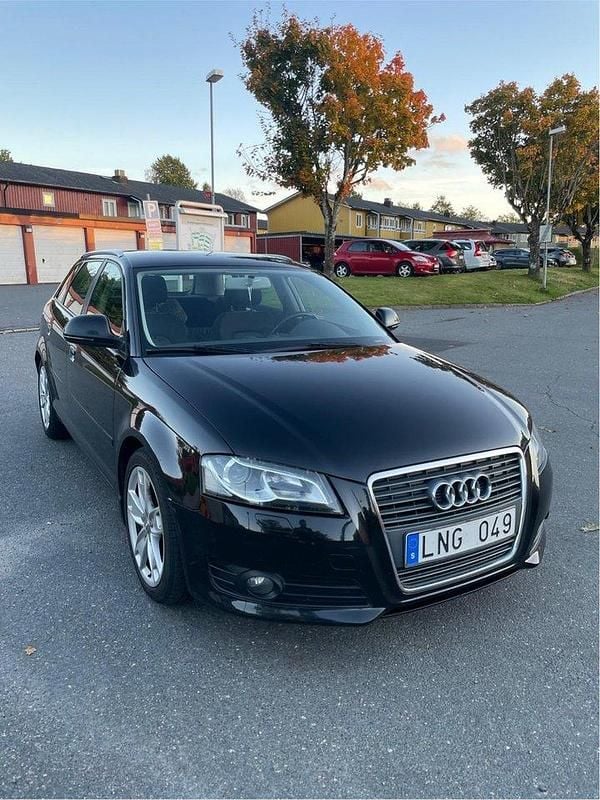 Svart Begagnad 2010 Audi A3 Sportback Comfort Halvkombi | 52 000 kr (Marknadspris) - Bild 1/4