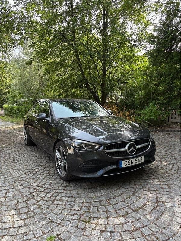 Grå Begagnad 2022 Mercedes C220 Sedan | 399 000 kr (Marknadspris) - Bild 1/4