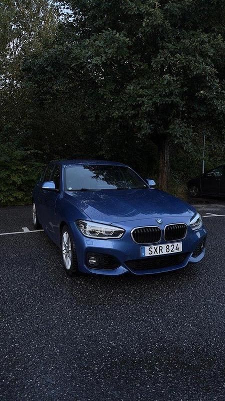 Blå Begagnad 2019 BMW 118 M Sport Halvkombi | 160 000 kr (Marknadspris) - Bild 1/4