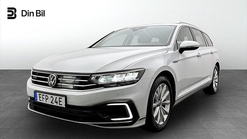 Glacier white metallic Begagnad 2023 VW Passat GTE Kombi | 379 900 kr (Dyr) - Bild 1/4